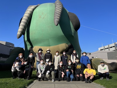 バッタ ボランティアと_230319.jpg